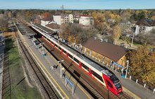 Pociąg przy peronie stacji Warszawa Falenica przed modernizacją, fot. A.Lewandowski, P.Mieszkowski