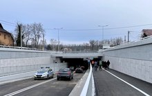 Samochody przejeżdzają pod nowym tunelem w al. Piłsudskiego w Sulejówku, obok piesi na chodniku, fot. Anna Znajewska-Pawluk