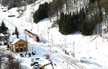 Stacja Biały Dunajec Biały - podróżni na peronie, obok stoi pociąg, fot. Krzysztof Dzidek (2)