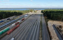 Stacja Siemianówka, wagony towarowe stoją na stacji, w oddali Zalew Siemianówka; aut. Paweł Mieszkowski