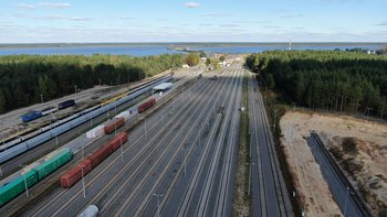 Stacja Siemianówka Stacja Siemianówka, wagony towarowe stoją na stacji, w oddali Zalew Siemianówka; aut. Paweł Mieszkowski