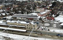 Stacja Zakopane - na peronie są podróżni, obok stoi pociąg, fot. Krzysztof Dzidek