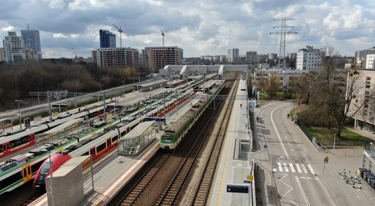 Widok z góry na perony, tory i pociągi na stacji Warszawa Gdańska_fot. Artur Lewandowski
