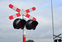 Krzyż św. Andrzeja u sygnalizator świetlny na przejeździe kolejowo-drogowym, fot. PLK
