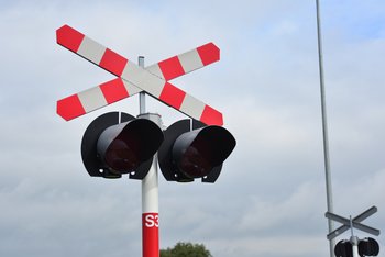Krzyż św. Andrzeja u sygnalizator świetlny na przejeździe kolejowo-drogowym, fot. PLK
