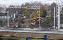 Maszyny przygotowują teren pod budowę wejścia do przejścia podziemnego_fot. Andrzej Puzewicz