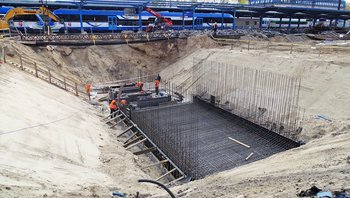 Robotnicy przy budowie konstrukcji nowego przejścia podziemnego. W tle pociągi fot. Andrzej Puzewicz