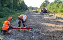 Budowa przystanku Tomaszówek, pracownicy przy pracy fot. Mieczysław Dereziński PLK