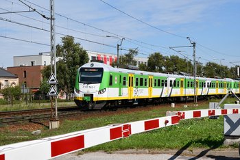 Pociąg zbliżający się do przejazdu kolejowego