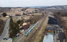 Pociąg na stacji Uherce. Widok z drona. fot. Piotr Hamarnik