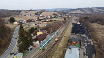 Pociąg na stacji Uherce. Widok z drona. fot. Piotr Hamarnik