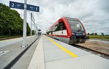 Pociąg przy peronie przystanku Ostaszewo Toruńskie. fot. Tomasz Warszewski