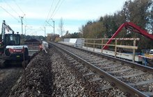 Przebudowa mostu kolejowego w Częstochowie Gnaszyn, widać maszyny, tor, sieć trakcyjną, fot. Andrzej Wróbel