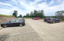 Samochody na nowym parkingu przy przystanku Otomino. fot. Przemysław Zieliński PLK 1