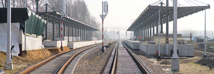 Stacja Pyrzowice, perony z wiatami w budowie, nowe tory, fot. Szymon Grochowski (1)