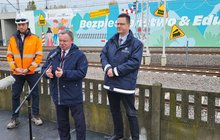 Andrzej Bittel wiceminister infrastruktury przekazuje informacje na briefingu prasowym dot. odsłonięcia muralu fot. Karol Jakubowski