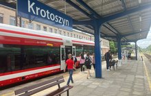 Pociągi podróżni na peronie w Krotoszynie_fot. Radek Śledziński