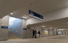 Rzeszów Główny - oświetlony nowy tunel pod stacją i podróżni zmierzający na peron. fot. Szymon Grochowski
