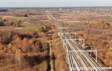Tory linii kolejowej Ocice - Rzeszów, są zamontowane słupy wraz z siecią trakcyjną, fot Krzysztof Dzidek