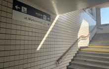 Wyjście z przejścia podziemnego na przystanku Warszawa Wawer, widać kafelki na ścianach nawiązujące do historycznej okładzieny, fot. Anna Znajewska-Pawluk