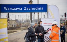 Wypowiadający się dyrektor projektu PLK i dziennikarze na briefingu na stacji Warszawa Zachodnia, autor Łukasz Hachuła, 24.03.2021 r.