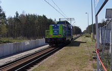  Ścianki nowego peronu na przystanku Ełk Szyba Wschód obok lokomotywa fot Łukasz Bryłowski PKP Polskie Linie Kolejowe SA