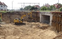 Budowa wiaduktu nad ul. Suwalską pracuje koparka, fot. Andrzej Puzewicz PKP Polskie Linie Kolejowe SA