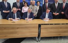 Podpisanie umowy na projekty w ramach programu Kolej Plus w Wielkopolsce, Arnold Bresch, członek zarządu PLK podpisuje umowe fot. Radosław Śledziśnki