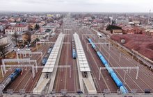 Stacja Czechowice-Dziedzice z lotu ptaka, pociągi przy peronach, fot. Krzysztof Ścigała