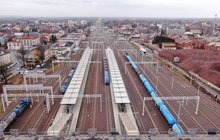 Stacja Czechowice-Dziedzice z lotu ptaka, pociągi przy peronach, fot. Krzysztof Ścigała