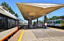 Stacja Warszawa Wawer, pociąg przy peronie i oczekujący podróżni fot. Martyn Janduła