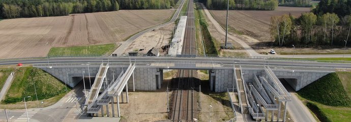 Dąbrowa Kity widok na wiadukt kolejowy i peronfot. Paweł Mieszkowski_PKP_PLK