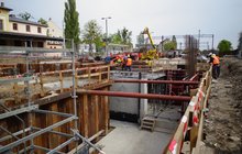 Konstrukcja pierwszego segmentu tunelu. Ścianki szczelne. Robotnicy. Budynek dworca_fot. Andrzej Puzewicz
