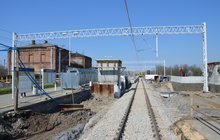 Nowy tor w stacji Dąbrowa Górnicza, w tle prowadzone prace, widac nazwę stacji i budynek dworca, fot. Katarzyna Głowacka