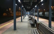 Oświetlony nocą peron stacji Gdynia Orłowo; obok peronu stoi pociąg; fot. Adam Załęski (1)