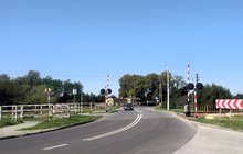 Samochód jedzie przez przejazd kolejowo-drogowy na ul. Białobrzeskiej w Tomaszowie Maz., fot. Wojciech Grzelka