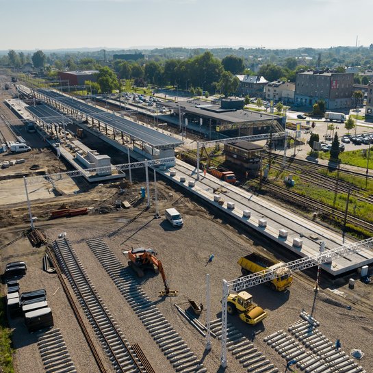 Stacja Oświęcim - Prace na torach i peronach, widać ludzi i maszyny, fot. Przemysław Kubiak (2)