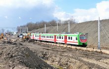 Rail Baltica - pociąg jedzie obok prac w Szepietowie, fot. D. Dołubizno, PKP Polskie Linie Kolejowe S.A.