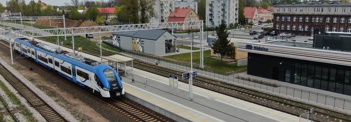 Pociąg przy peronie stacji Nidzica. W tle budynek dworca_fot. Artur Lewandowski