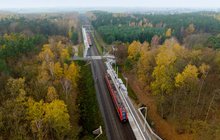 Pociągi przy peronach z lotu ptaka na przystanku Kamionki Jezioro. fot. Łukasz Bryłowski PKP PLK