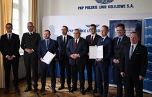 Podpisanie umowy dot. połączenia kolejowe do elektrowni jądrowej, na zdjęciu politycy, prezes PLK i wykonawca fot. Rafał Wilgusiak