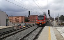 Wrocław Szczepin nowy przystanek kolejowy; widać perony, dwa tory, nad torami sieć trakcyjna, obok przejeżdża pociąg pasażerski