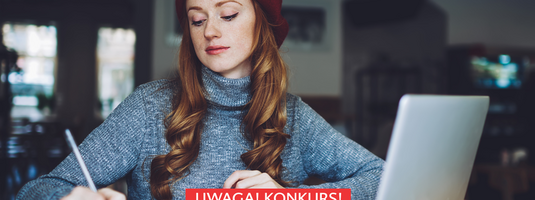 Kobieta przy laptopie, pisze opowiadanie w zeszycie