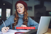 Kobieta przy laptopie, pisze opowiadanie w zeszycie