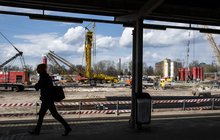 Widok na prace na stacji Warszawa Zachodnia i sylwetki podróżnych, fot. Izabela Miernikiewicz