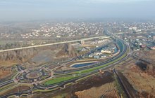 Tłuszcz - widok z drona na układ drogowy i wiadukt nad torami, fot. Artur Lewandowski PKP Polskie Linie Kolejowe SA