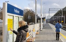 Pasażerowie czekający na pociąg na nowym peronie w Podleściu. fot. Łukasz Bryłowski