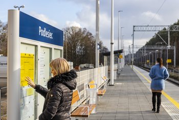 Pasażerowie czekający na pociąg na nowym peronie w Podleściu. fot. Łukasz Bryłowski