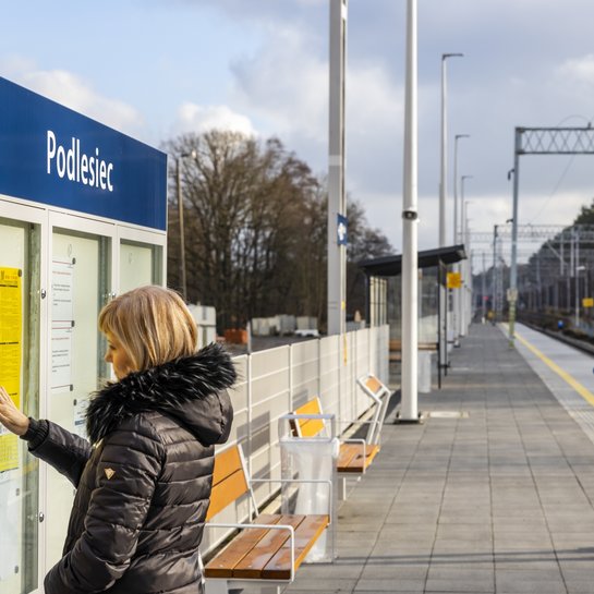 Pasażerowie czekający na pociąg na nowym peronie w Podleściu. fot. Łukasz Bryłowski