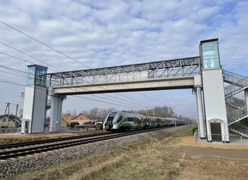 Pociąg KM przejeżdża pod nową kładką dla pieszych w Ciechanowie; fot. Anna Znajewska-Pawluk